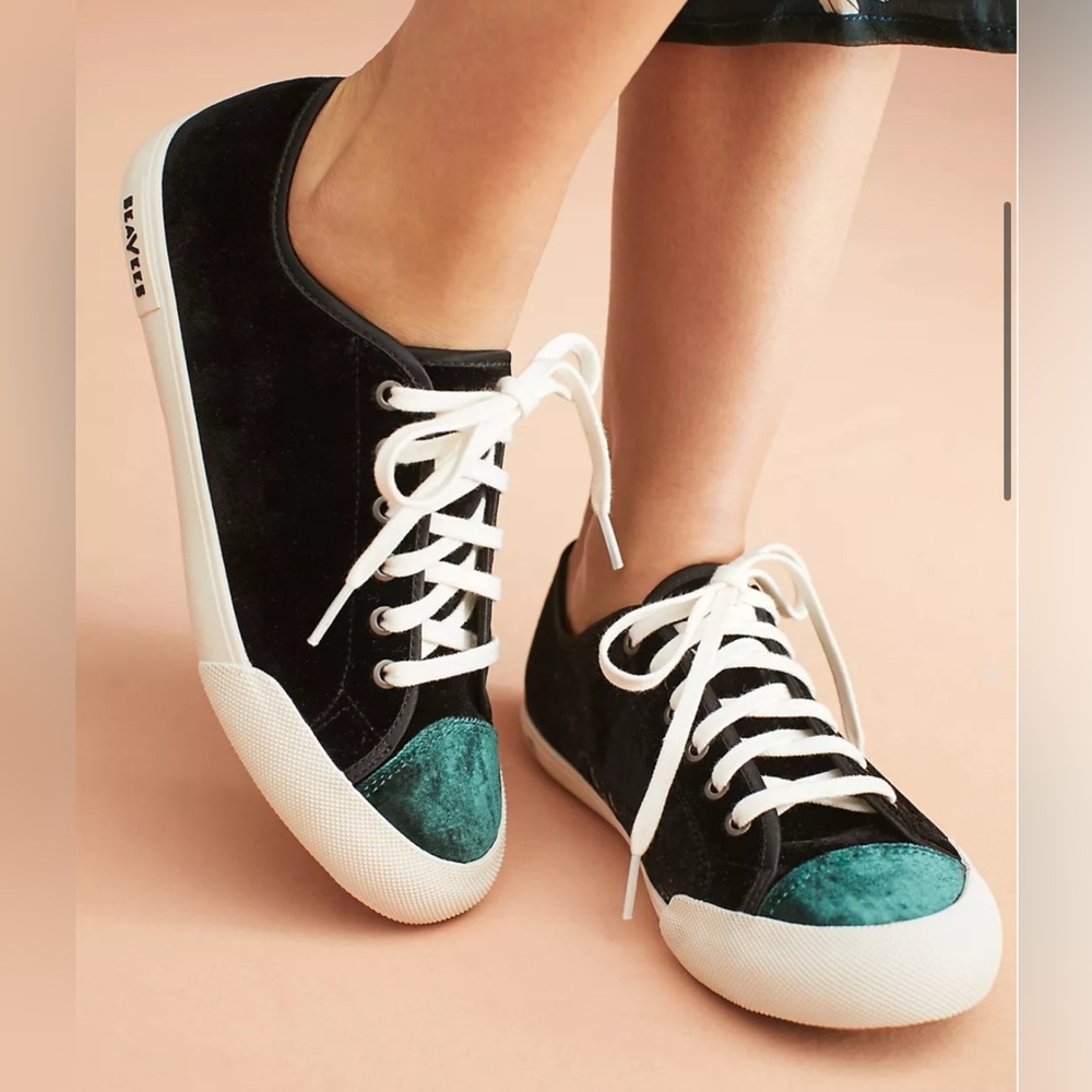 SeaVees Velvet Wintertide Women’s Sneakers (black and teal, size 7)